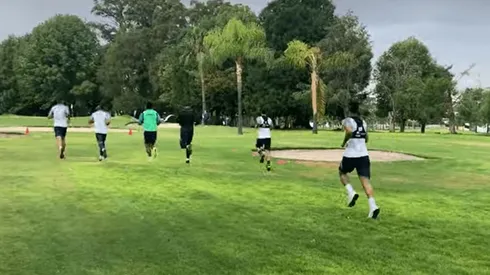 La plantilla haciendo carreras en un campo de golf