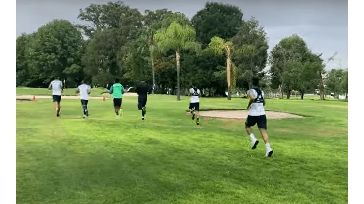 La plantilla haciendo carreras en un campo de golf
