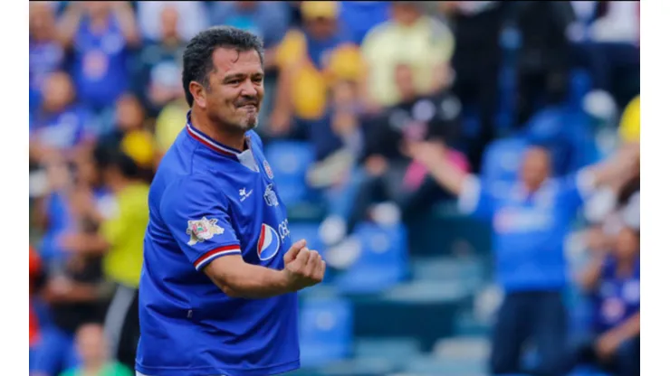 Carlos Hermosillo en una partido de exhibición de leyendas de Cruz Azul