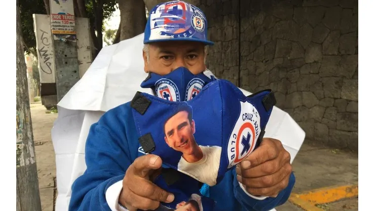 El aficionado que acompaña a Cruz Azul pese a la pandemia