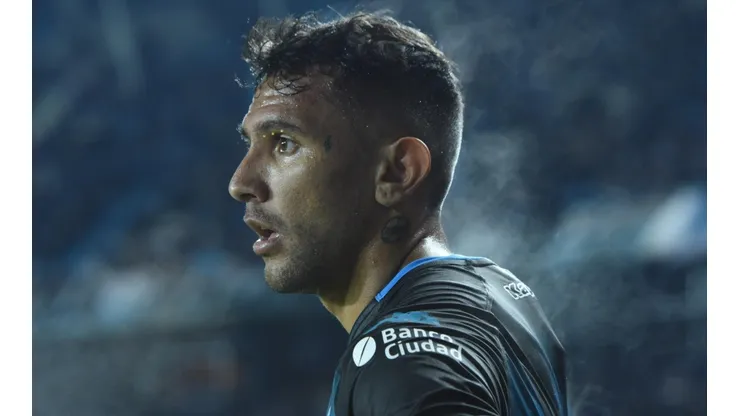 Montoya en un partido con Racing en la Superliga argentina