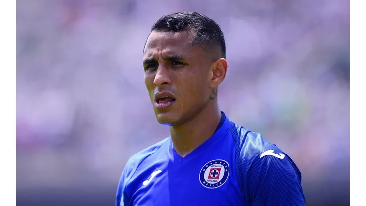Yoshimar Yotún en un partido con Cruz Azul en el Clausura 2020