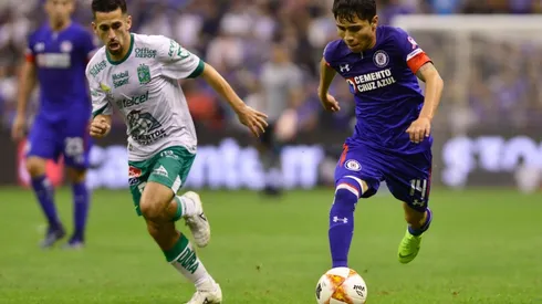 Misael Domínguez en un partido con Cruz Azul