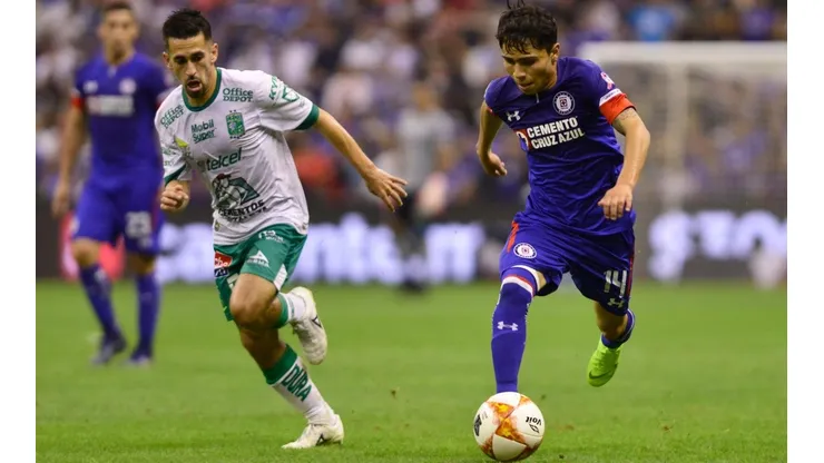 Misael Domínguez en un partido con Cruz Azul