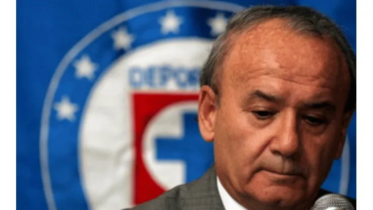 Billy Álvarez en una conferencia de prensa de Cruz Azul
