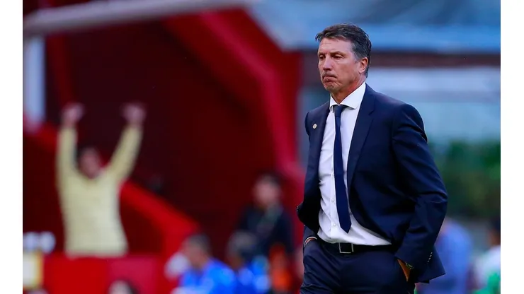 Robert Dante Siboldi en un partido con Cruz Azul
