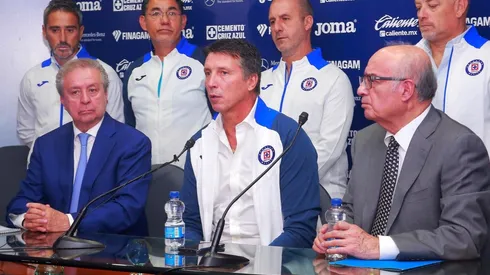 Víctor Garcés y Billy Álvarez en la presentación de Robert Dante Siboldi