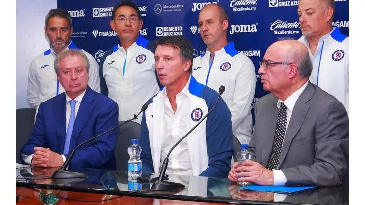 Víctor Garcés y Billy Álvarez en la presentación de Robert Dante Siboldi