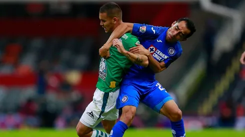 Rafael Baca luchando una pelota contra Jown Cardona