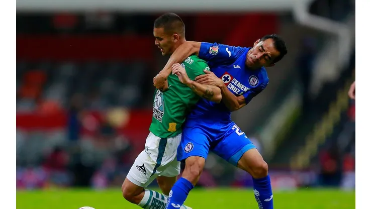 Rafael Baca luchando una pelota contra Jown Cardona