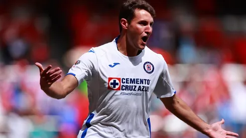 Santi Giménez celebrando su gol ante el Toluca