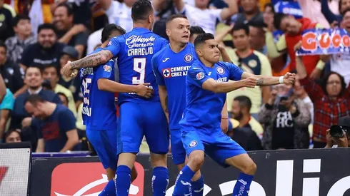 Jonathan Rodríguez y Orbelin Pineda en un partido de Cruz Azul