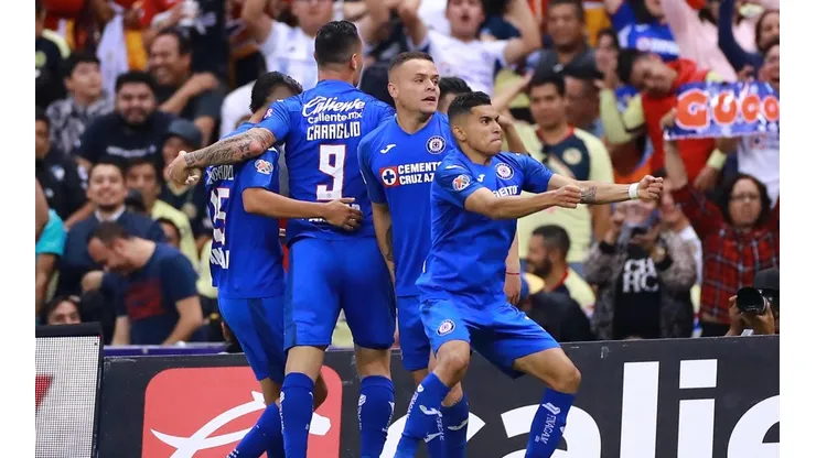 Jonathan Rodríguez y Orbelin Pineda en un partido de Cruz Azul