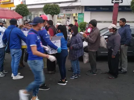 Afición de Cruz Azul ayudó a hospitales con alimentos