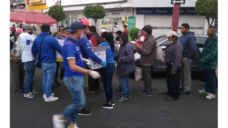 Afición de Cruz Azul ayudó a hospitales con alimentos.