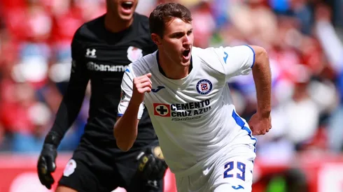 Santiago Giménez celebra un tanto ante el Toluca en el Clausura 2020 de la Liga MX
