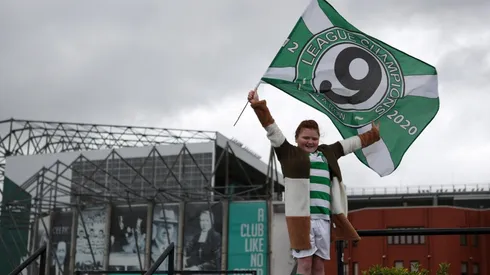 Aficionados celebrando el título en las inmediaciones del estadio del Céltic