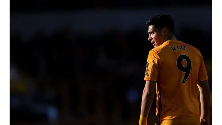 Raúl Jiménez en un partido de la Premier League inglesa