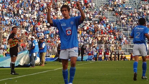 Delgado dona playera para luchar contra coronavirus.