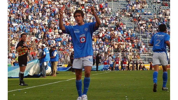 Delgado dona playera para luchar contra coronavirus.