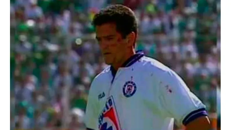 Hermosillo antes de cobrar el penalti que daría el título a Cruz Azul