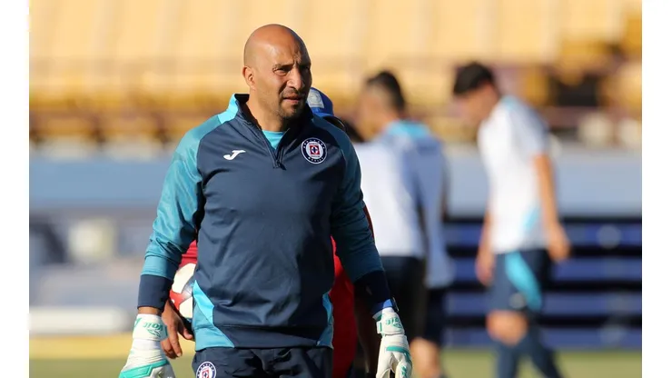 Óscar Pérez en un entrenamiento con Cruz Azul