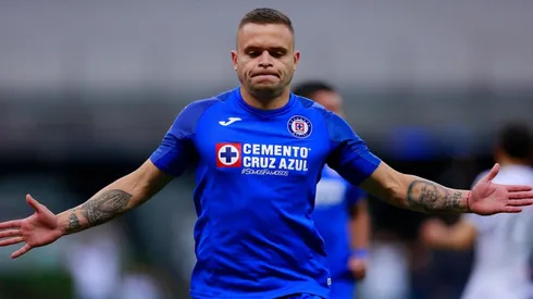 Jonathan Rodríguez en el duelo entre Cruz Azul y Pachuca en el Clausura 2020 de la Liga MX