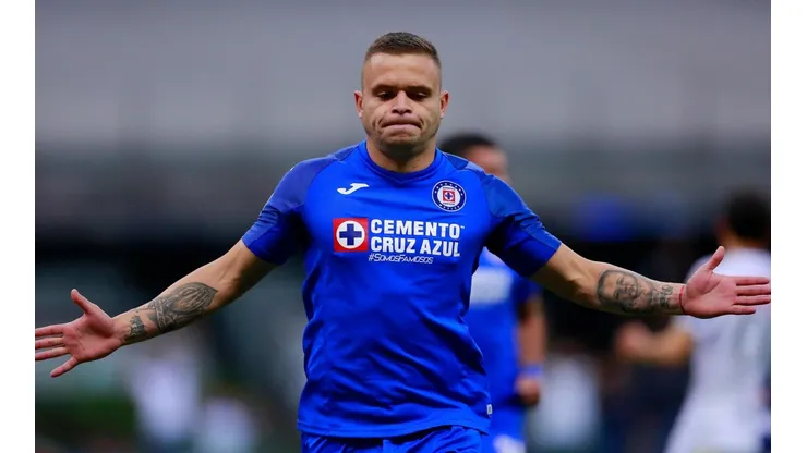 Jonathan Rodríguez en el duelo entre Cruz Azul y Pachuca en el Clausura 2020 de la Liga MX