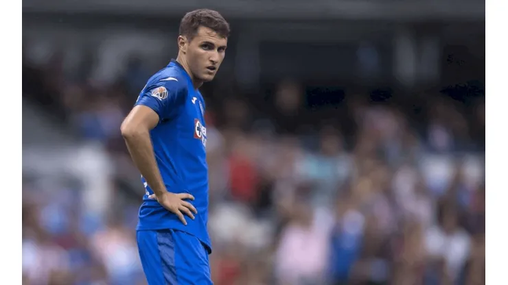 Santiago Giménez en un duelo en el Clausura 2020 de la Liga MX