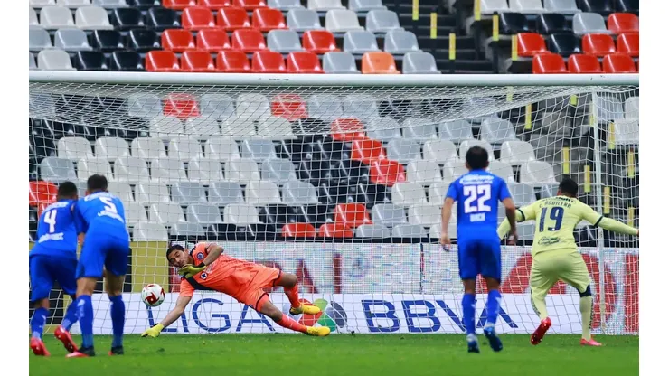 El penalti atajado por Corona en la jornada 10 de la Liga MX