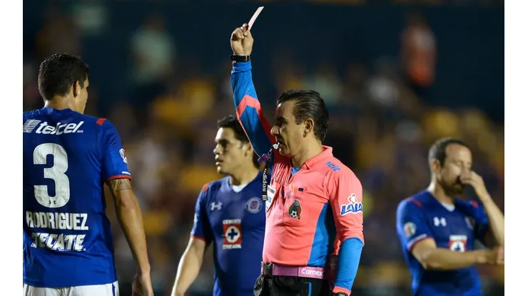 El juez del encuentro en un partido de Cruz Azul