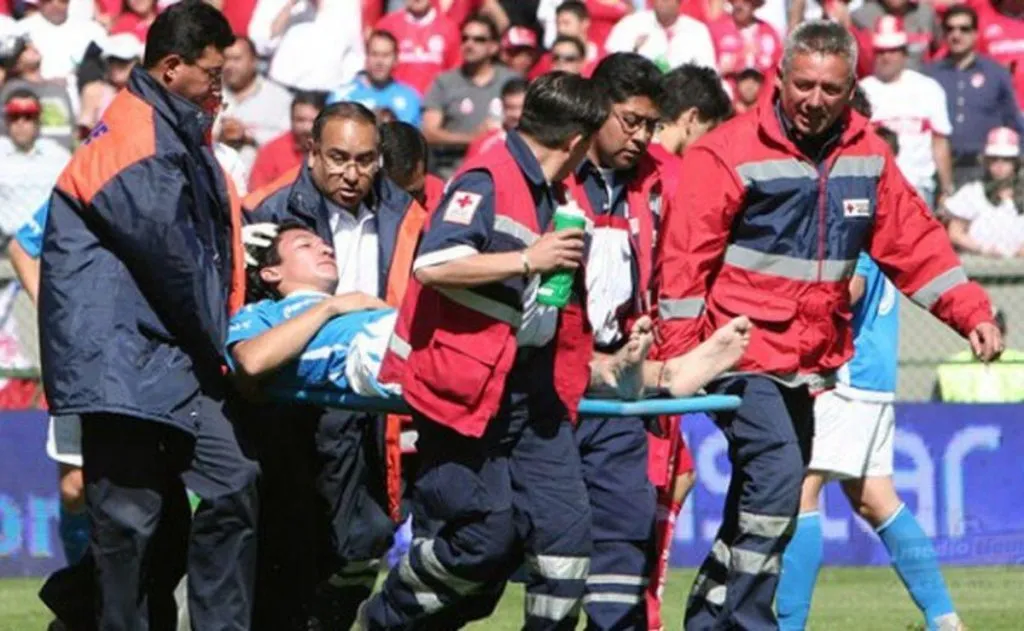 En la final del Apertura 2008, César Villaluz fue retirado en camilla tras el choque con Cruzalta. (Medios)