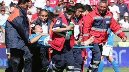 El jugador terminó sacado en camilla