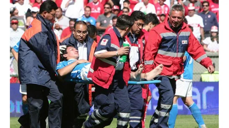 El jugador terminó sacado en camilla