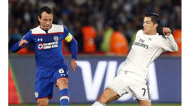 Torrado ante Cristiano Ronaldo en el Mundial de Clubes del 2004