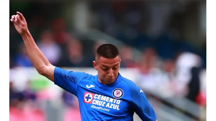 Roberto Alvarado en el choque ante Santos Laguna en la Liga MX