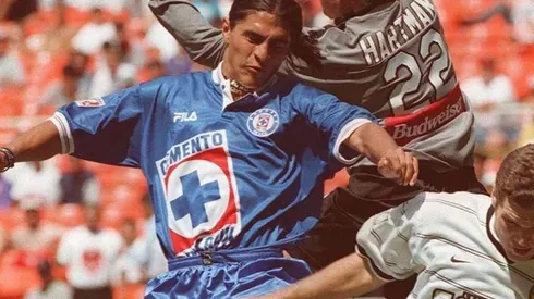 Francisco Palencia vistiendo la playera de 1997 de la Máquina