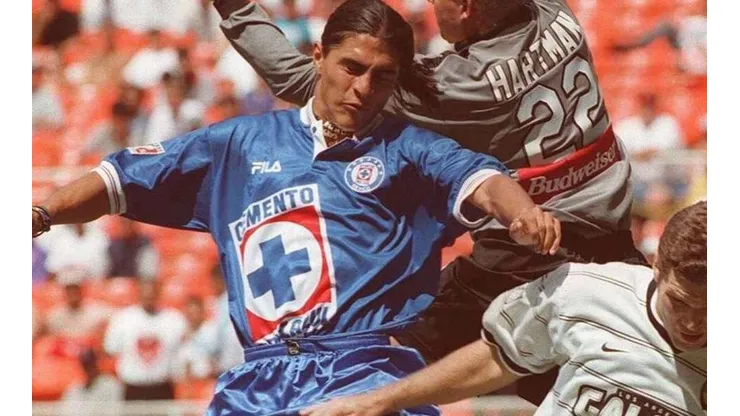 Francisco Palencia vistiendo la playera de 1997 de la Máquina