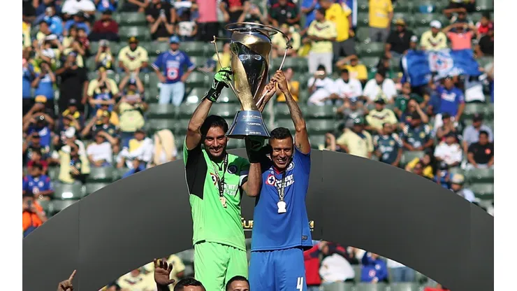 El 'Cata' y Corona levantando la SuperCopa MX