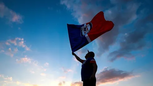 Un aficionado ondea la bandera de Cruz Azul