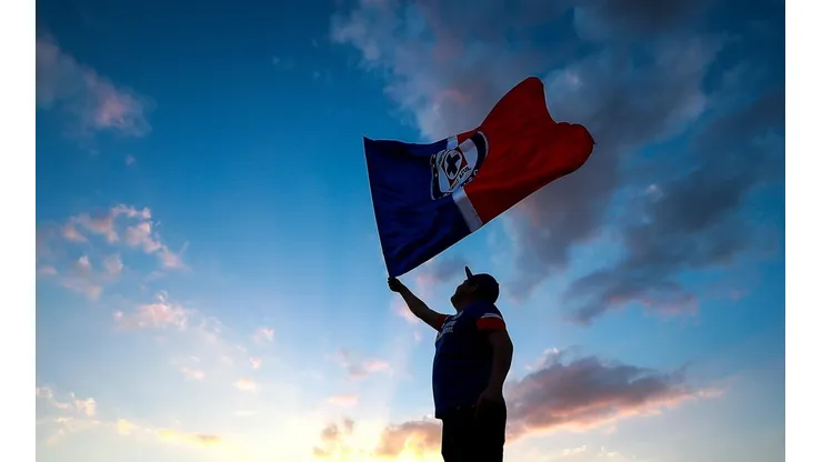 Un aficionado ondea la bandera de Cruz Azul