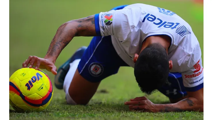 El 'Cata' se lamenta en una acción de juego del Cruz Azul vs. Toluca del Clausura 2018 de la Liga MX