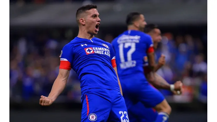 Iván Marcone realiza el 10 toques challenge con ropa de Cruz Azul