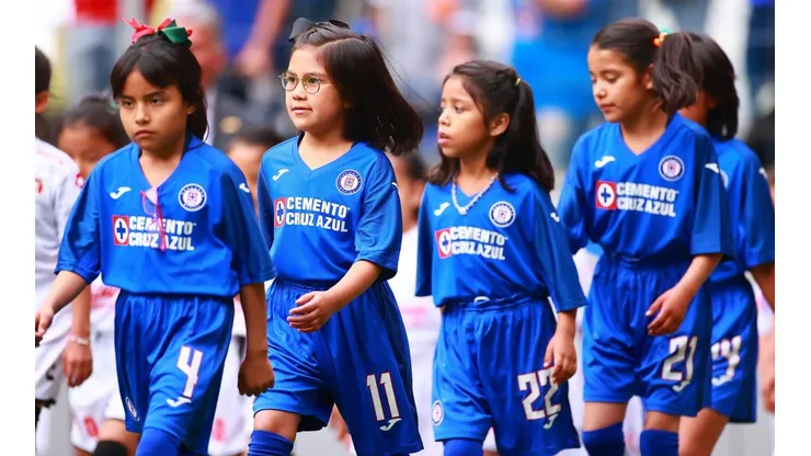 Niñas en la previa del duelo entre Cruz Azul y Xolos de la jornada 9