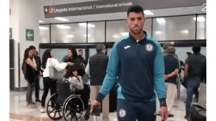 Así fue la llegada de Cruz Azul a CDMX: Sin tapabocas y sin afición