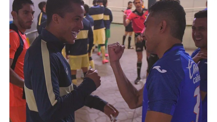 Cruz Azul sigue el protocolo y saluda con el codo en el Clásico Joven