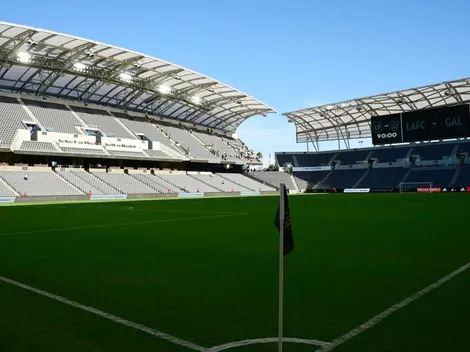 Con desinfectantes limpian los asientos para el partido de Cruz Azul