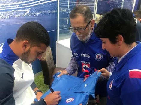 Jugadores de Cruz Azul comparten con aficionados en firma de autógrafos
