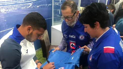 Jugadores de Cruz Azul comparten con aficionados en firma de autógrafos.
