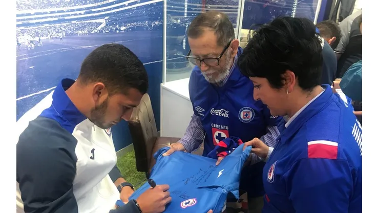 Jugadores de Cruz Azul comparten con aficionados en firma de autógrafos.